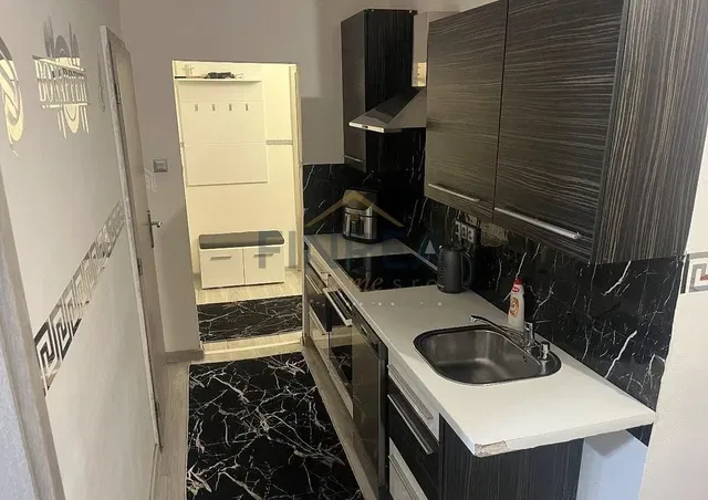 Kuhinja; kuhinjski aparati, pločice, renoviran, prirodno svjetlo, moderni stil