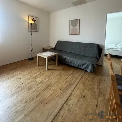 Wohnzimmer; holzboden, tageslicht, moderner stil