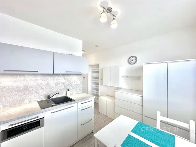 Кухня; кухненски уреди, ремонтиран, естествена светлина