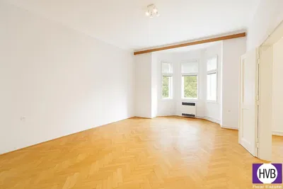 Wohnzimmer; holzboden, tageslicht