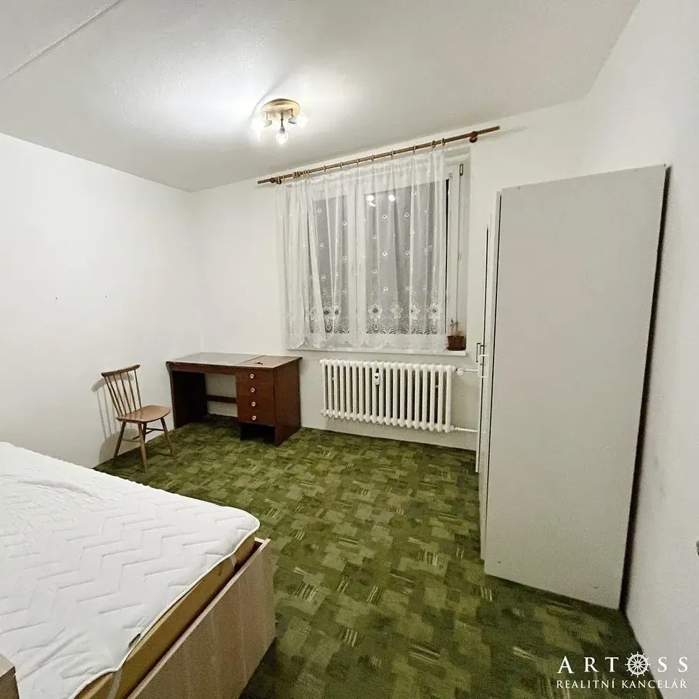 Ložnice; přirozené světlo, nutná rekonstrukce