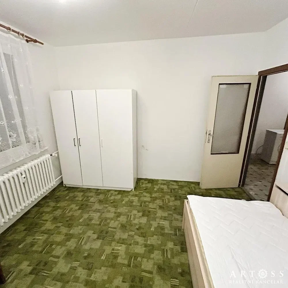 Ložnice; přirozené světlo, dřevěná podlaha