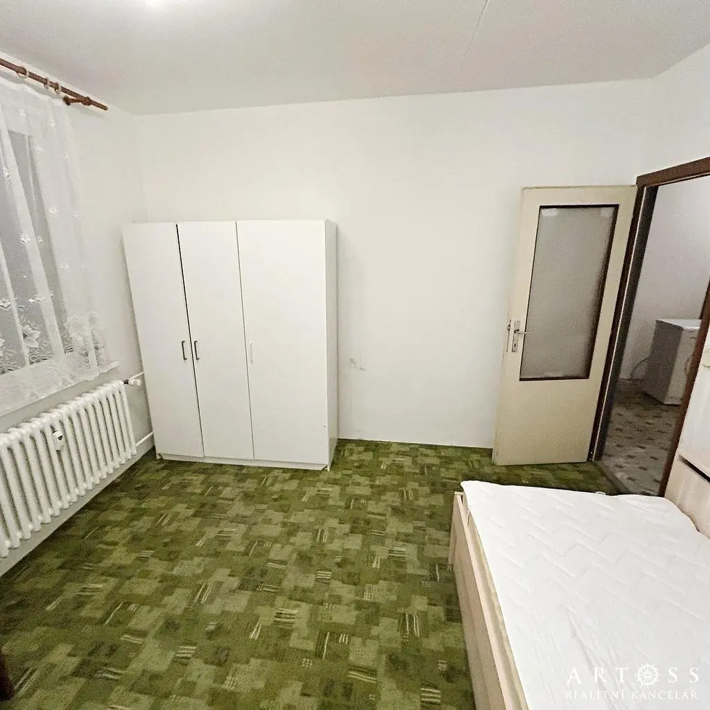 Ložnice; přirozené světlo, dřevěná podlaha