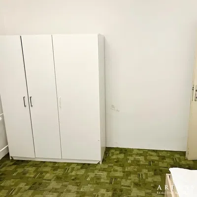 Ložnice; dřevěná podlaha, dlažba, nutná rekonstrukce