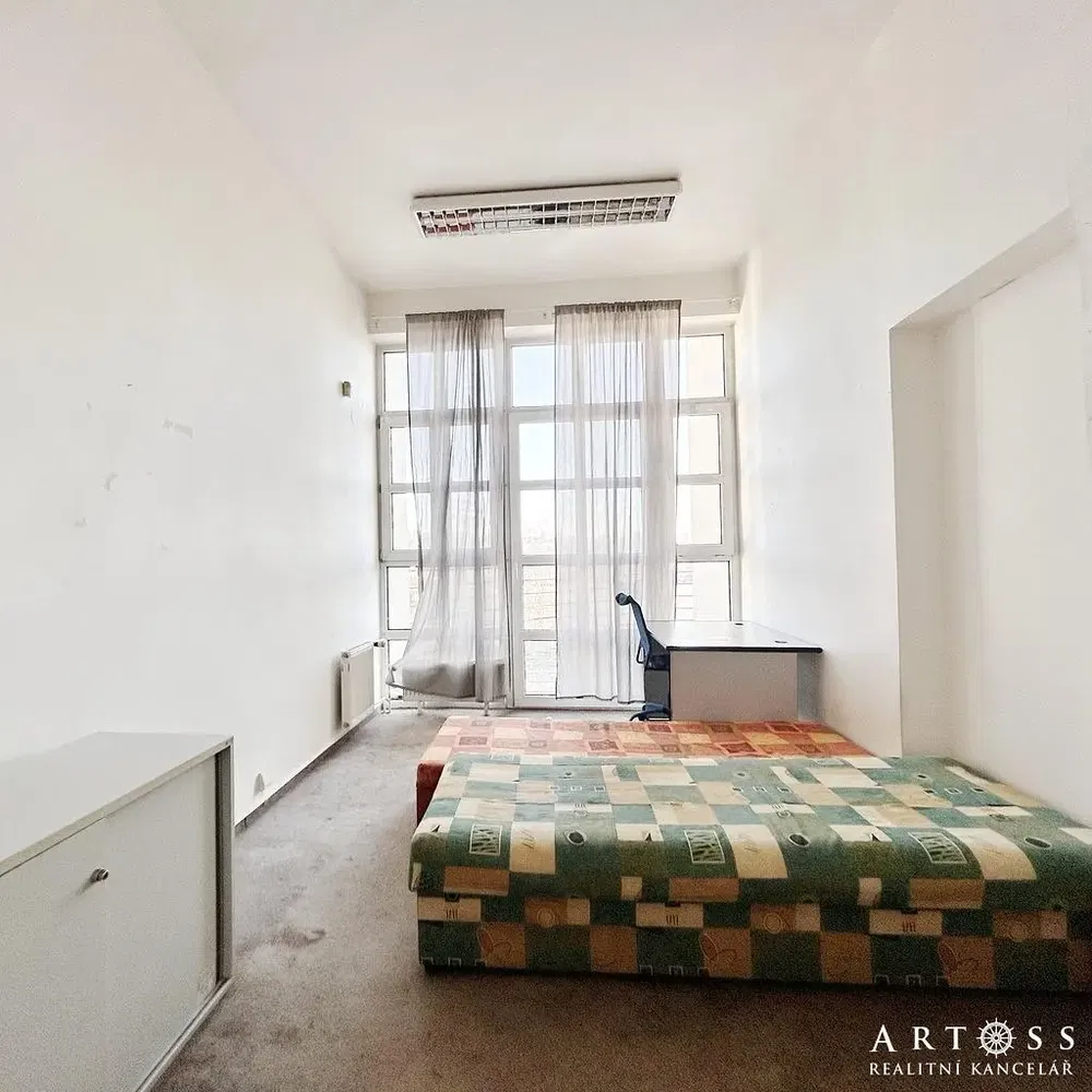 Yatak odası; doğal ışık, tadilat gerekiyor