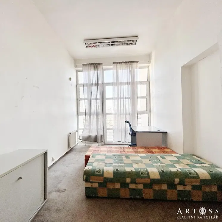 Yatak odası; doğal ışık, tadilat gerekiyor