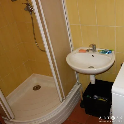 Banyo; fayans zemin, tadilat gerekiyor, doğal ışık