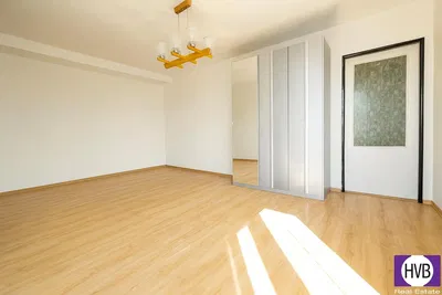 Schlafzimmer; holzboden, tageslicht, moderner stil