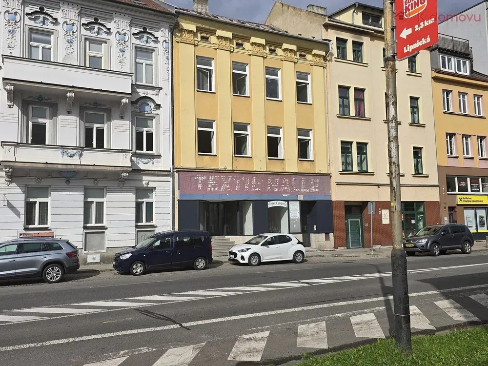 Къща и околности; гледка