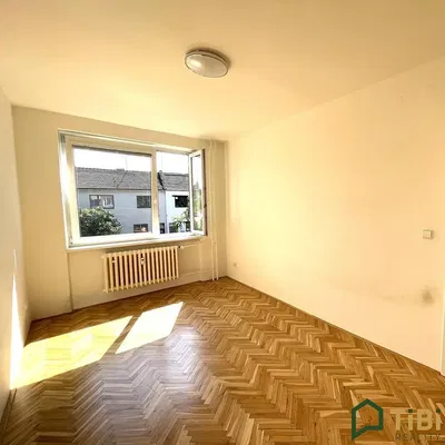 Oturma odası; manzara, ahşap zemin, doğal ışık