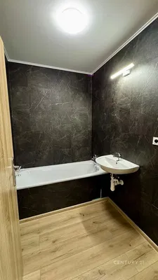 Badezimmer; fliesenboden, tageslicht