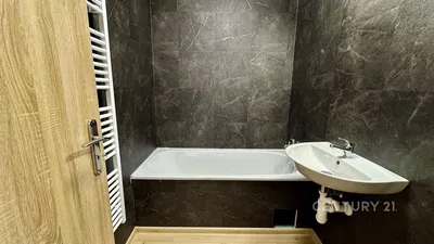 Badezimmer; fliesenboden, renoviert, tageslicht, moderner stil