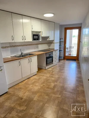 Kuchyně; kuchyňské spotřebiče, dlažba, přirozené světlo