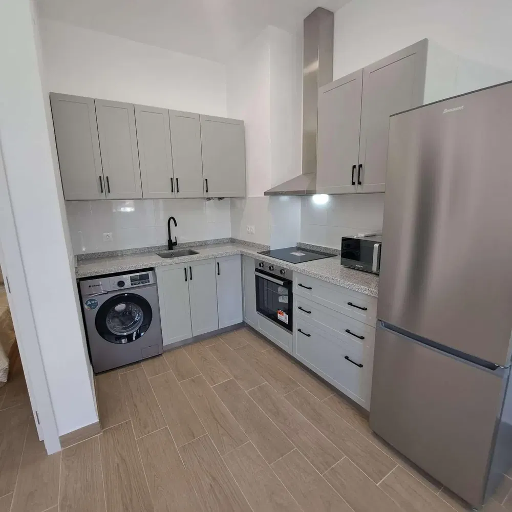 Küche; küchengeräte, fliesenboden, renoviert, tageslicht, moderner stil