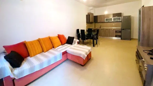 Obývací pokoj; kuchyňské spotřebiče, přirozené světlo