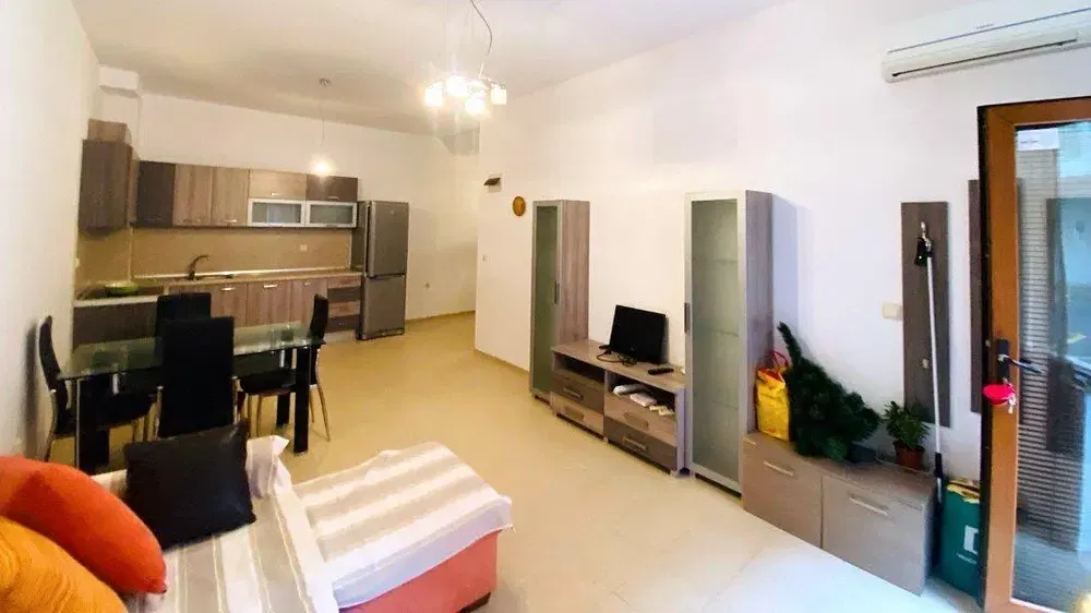 Obývací pokoj; dlažba, přirozené světlo