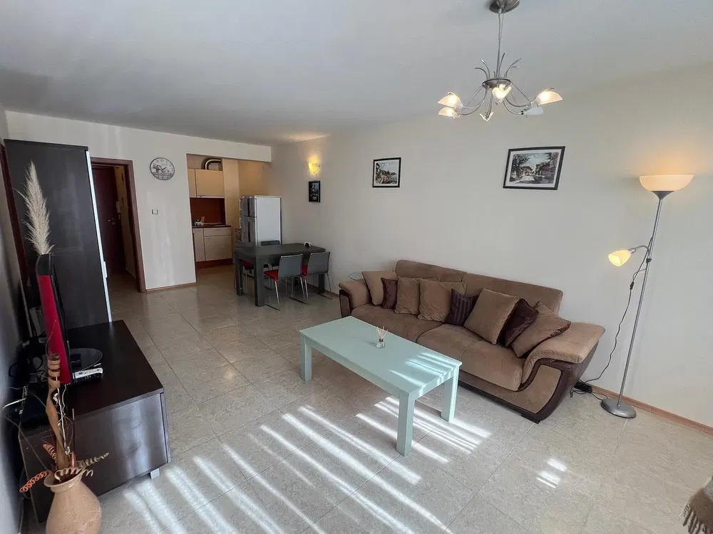 Obývací pokoj; dlažba, přirozené světlo