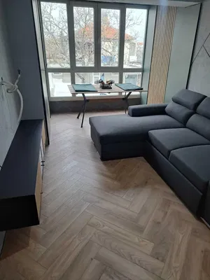Obývací pokoj; výhled, dřevěná podlaha, přirozené světlo
