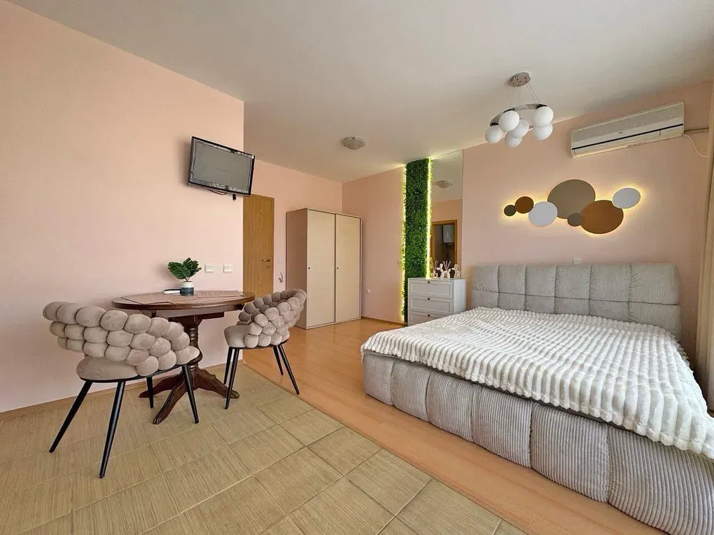 Ložnice; moderní styl, přirozené světlo, dlažba