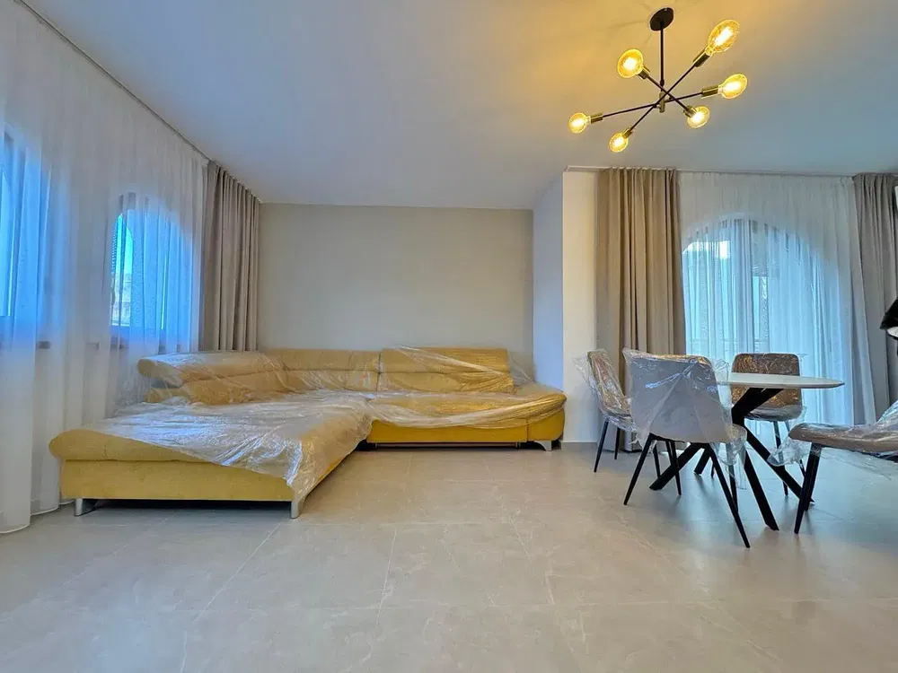 Obývací pokoj; dlažba, přirozené světlo