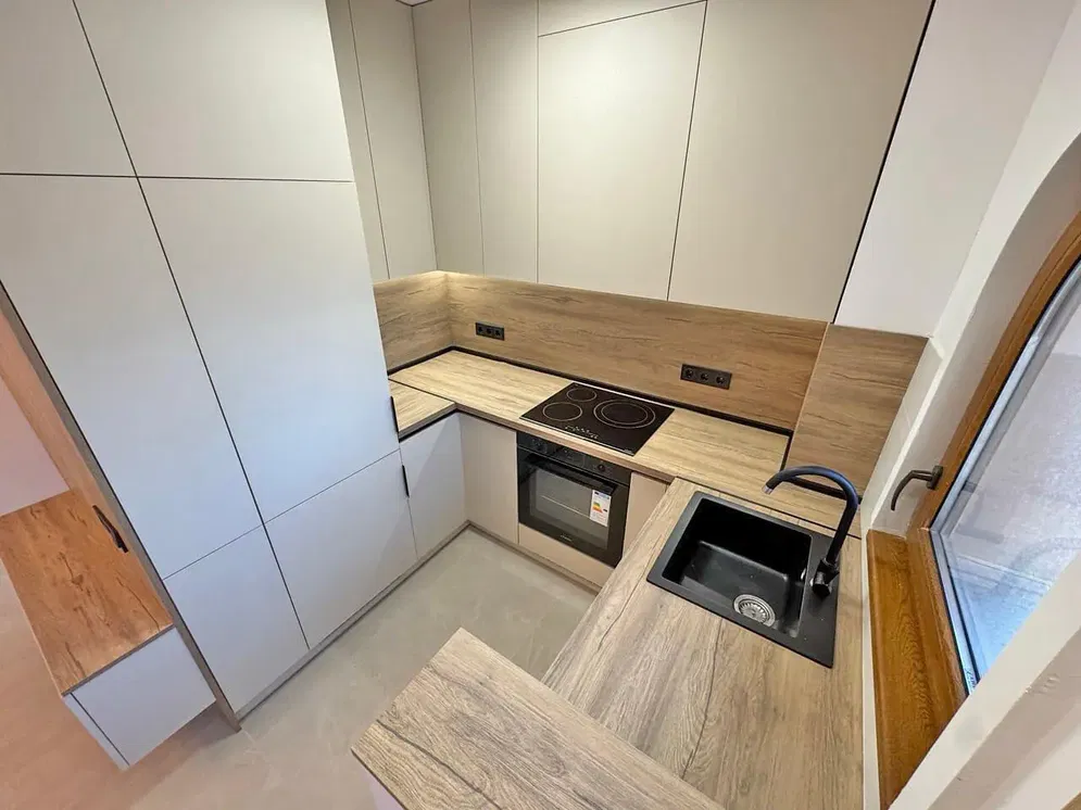 Kuchyně; kuchyňské spotřebiče, přirozené světlo, moderní styl