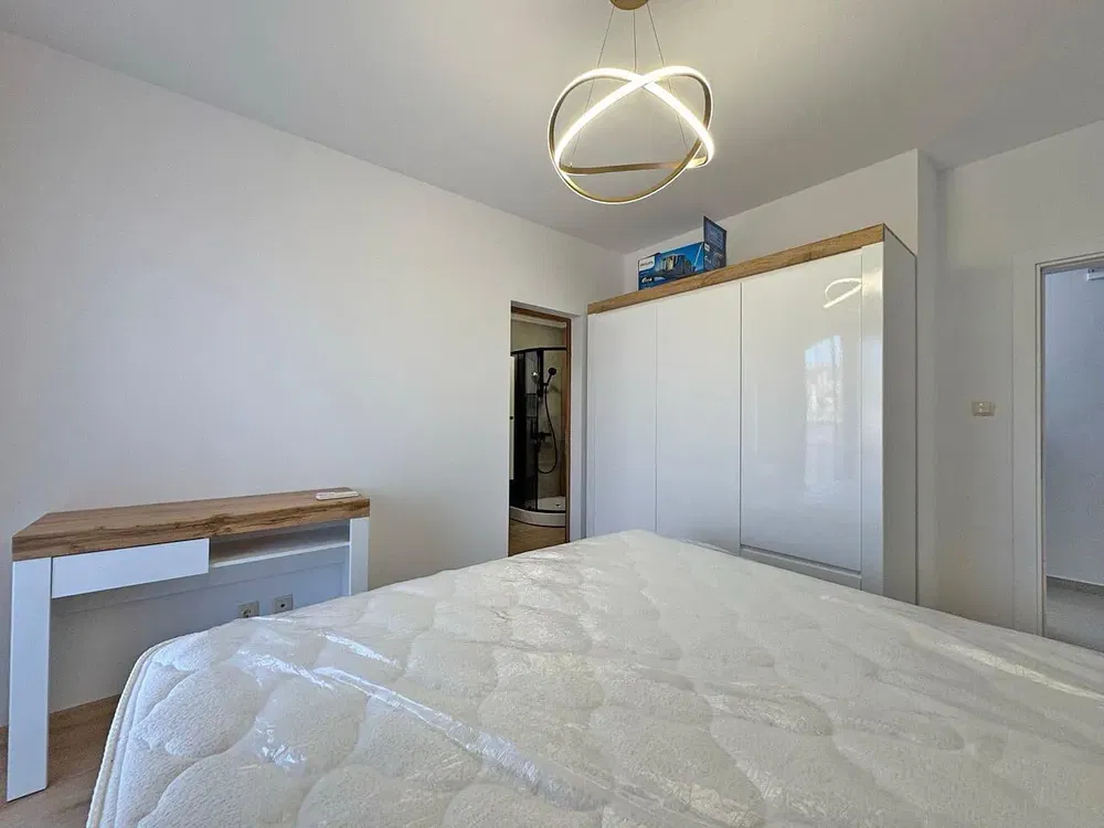 Ložnice; přirozené světlo, moderní styl