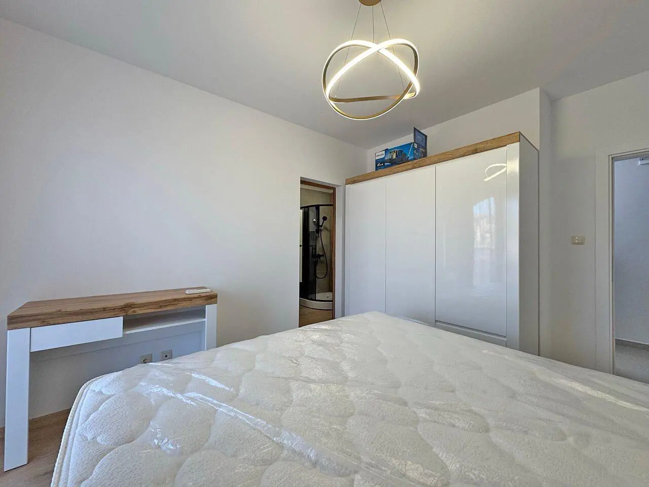 Ložnice; přirozené světlo, moderní styl