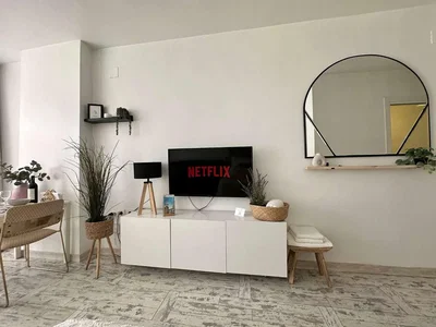 Oturma odası; modern stil, doğal ışık, fayans zemin