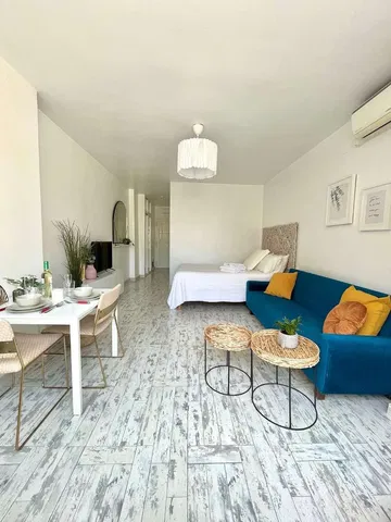 Oturma odası; fayans zemin, doğal ışık, modern stil