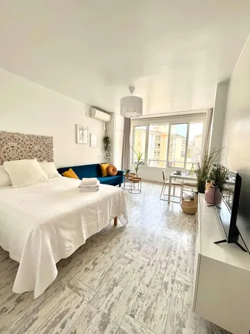 Yatak odası; doğal ışık, modern stil