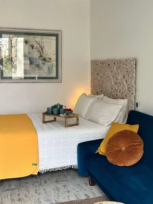 Yatak odası; rustik stil, ahşap kirişler, doğal ışık