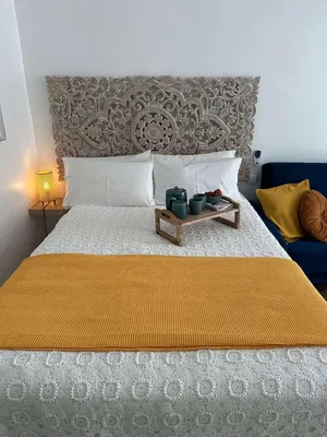 Yatak odası; rustik stil, doğal ışık