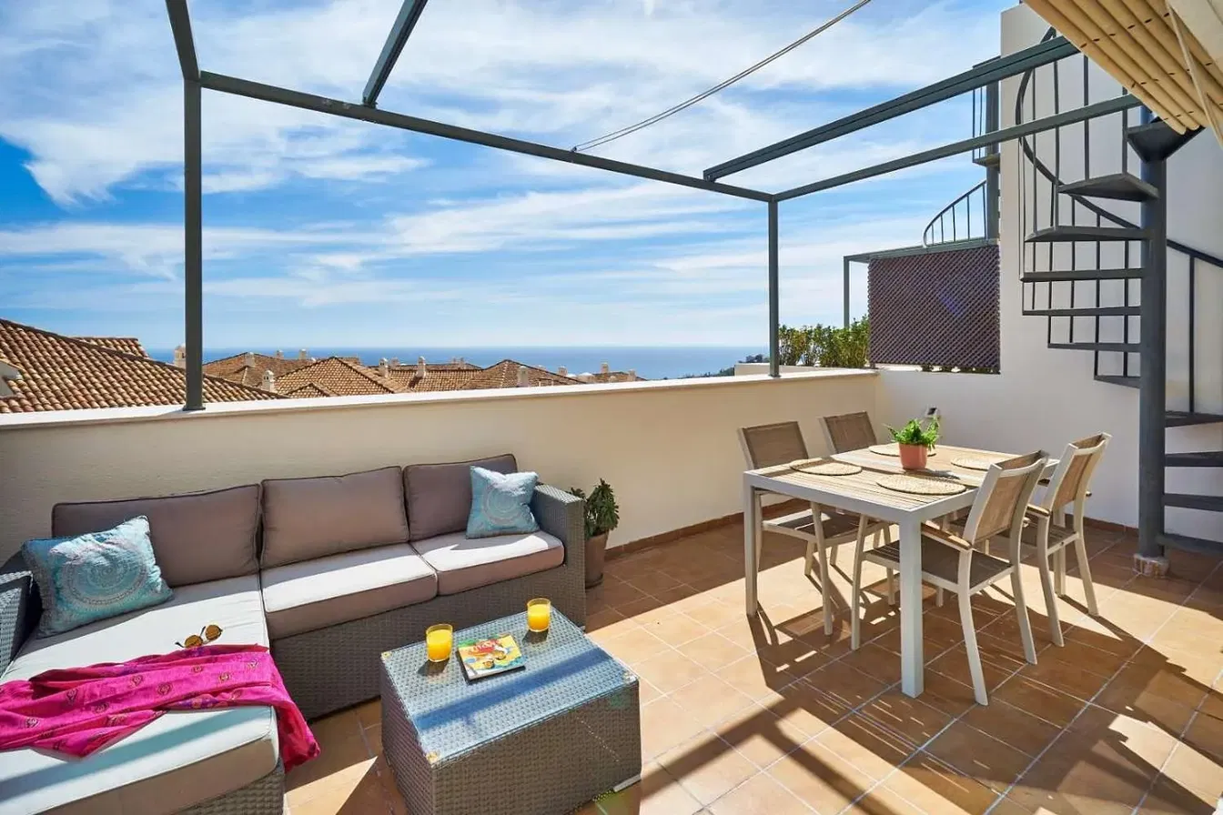 Teras; manzara, fayans zemin, doğal ışık