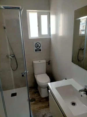 Banyo; fayans zemin, doğal ışık