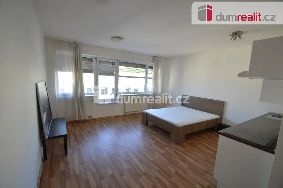 Ložnice; dřevěná podlaha, přirozené světlo