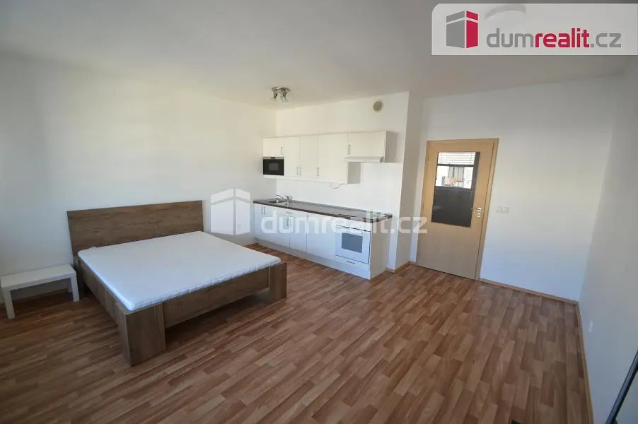 Kuchyně; dřevěná podlaha, přirozené světlo
