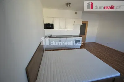 Kuchyně; dřevěná podlaha, po rekonstrukci