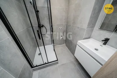 Баня; плочки, ремонтиран, естествена светлина, модерен стил