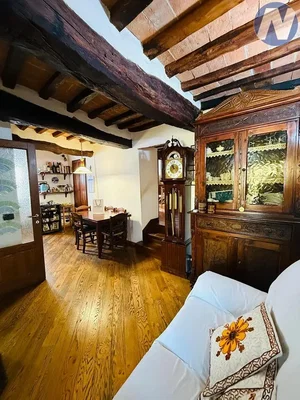 Wohnzimmer; holzbalken, holzboden, rustikaler stil