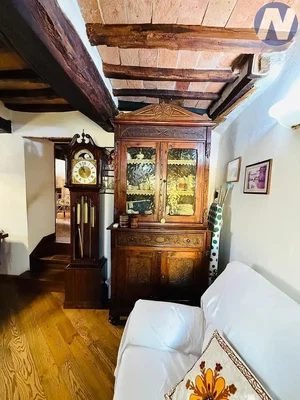 Wohnzimmer; holzbalken, holzboden, rustikaler stil