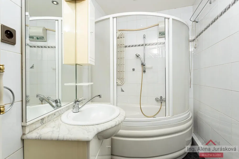 Badezimmer; fliesenboden, tageslicht, renoviert