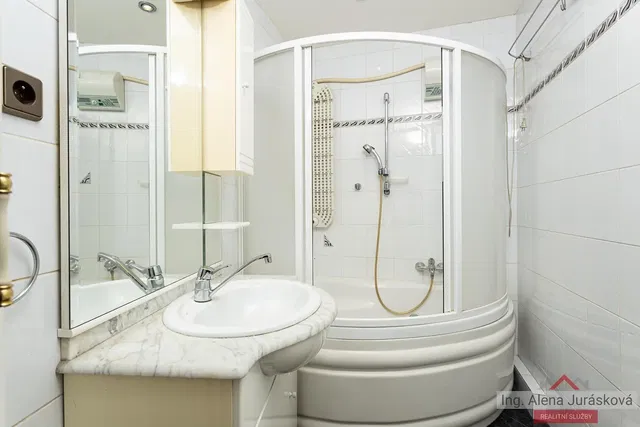 Badezimmer; fliesenboden, tageslicht, renoviert