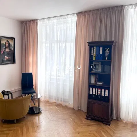 Wohnzimmer; holzboden, tageslicht, moderner stil