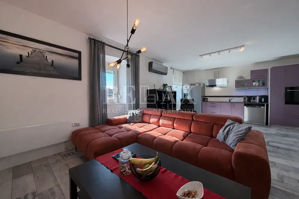 Wohnzimmer; blick, tageslicht, moderner stil, fliesenboden