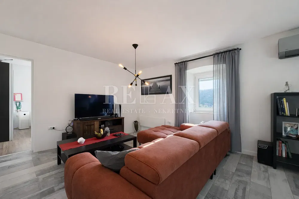 Wohnzimmer; blick, tageslicht, moderner stil, fliesenboden