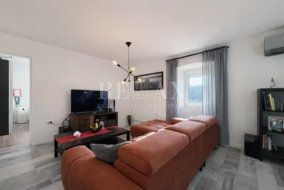 Wohnzimmer; blick, tageslicht, moderner stil, fliesenboden