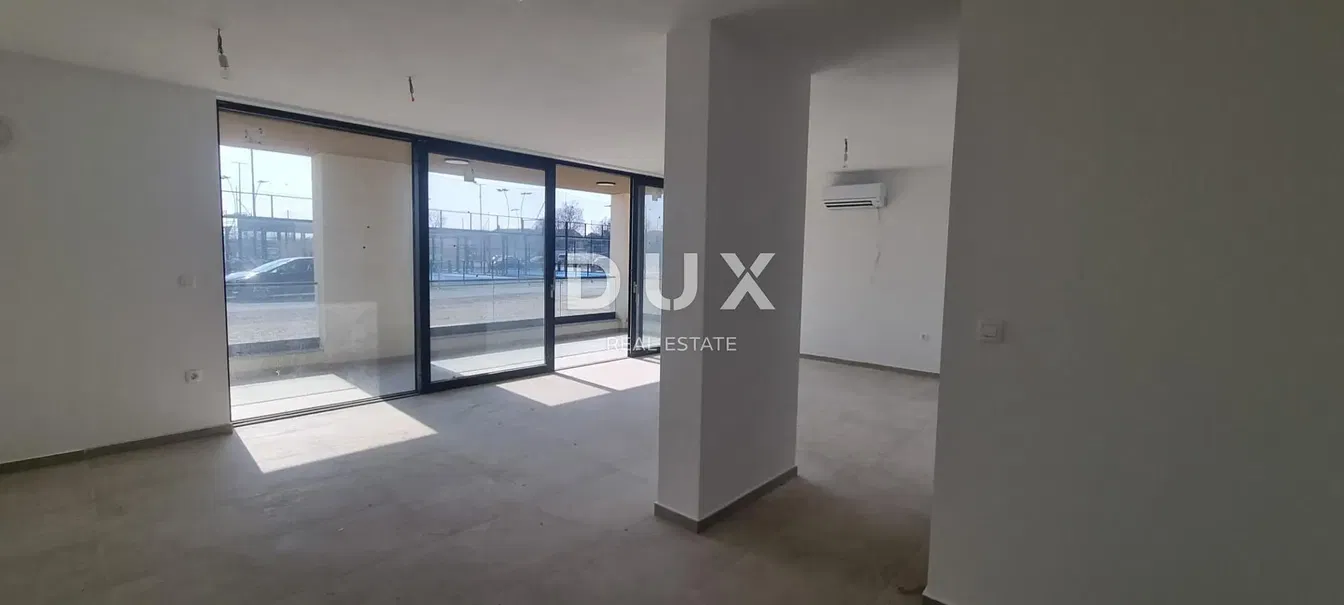 Wohnzimmer; blick, tageslicht, renoviert