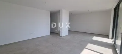 Wohnzimmer; fliesenboden, tageslicht, renoviert