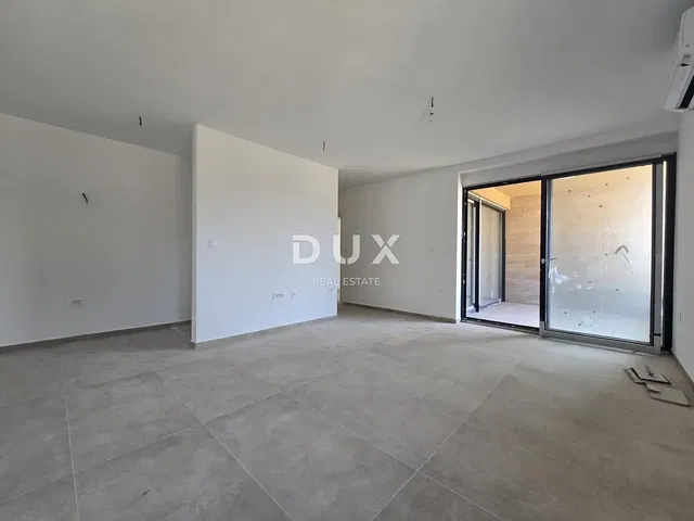 Wohnzimmer; fliesenboden, renovierungsbedürftig