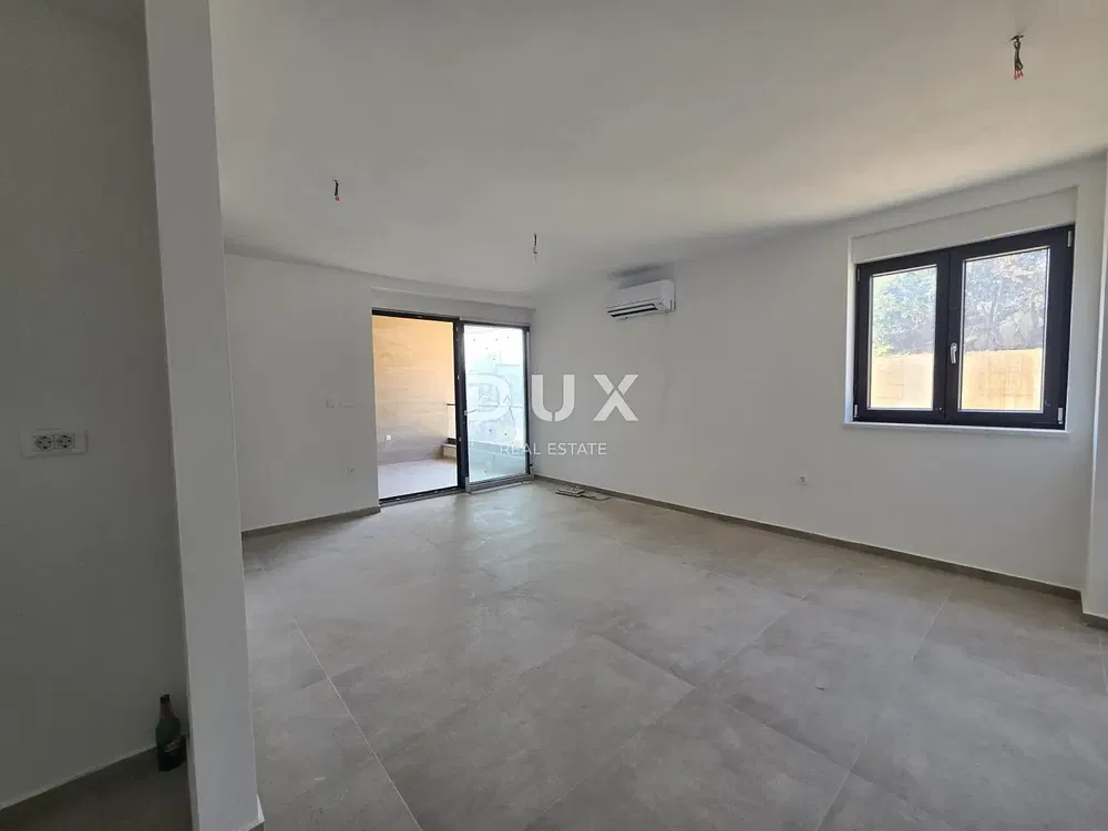 غرفة معيشة; أرضية من البلاط, ضوء طبيعي, مجدد